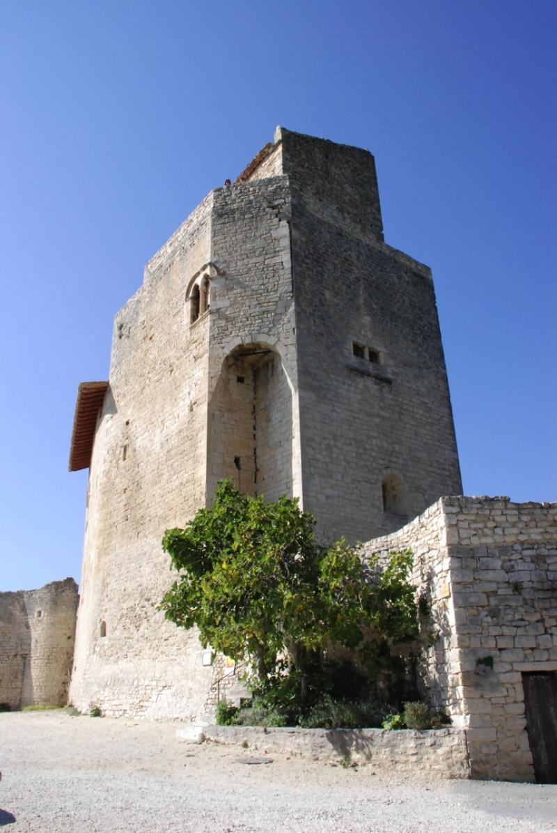 Château et sa chapelle, Le Poët-Laval