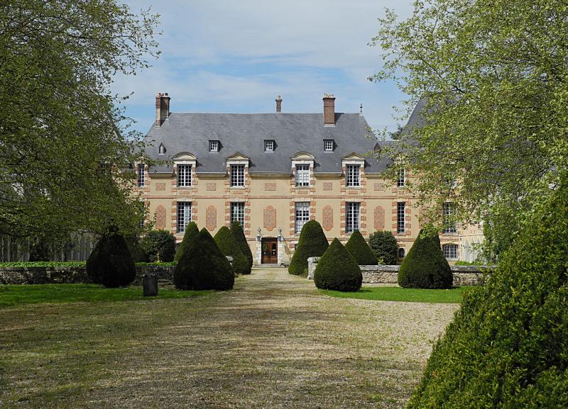 Château de Brécourt, Douains