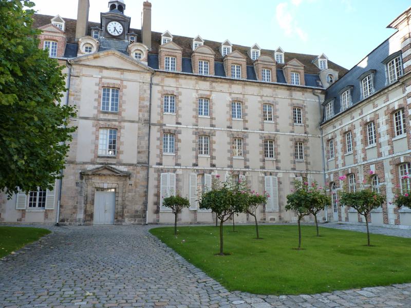 Ancien séminaire Saint-Charles, autrefois bâtiment des Archives Départementales, Chartres