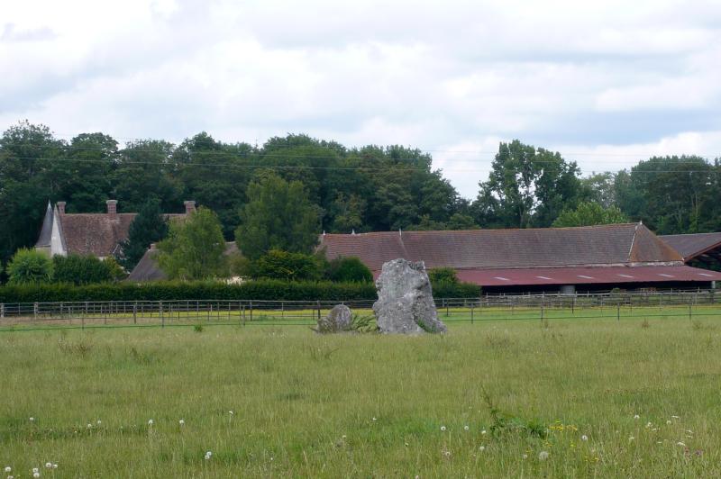 Menhir dit Le But de Gargantua et dolmen dit Le Berceau, Saint-Piat