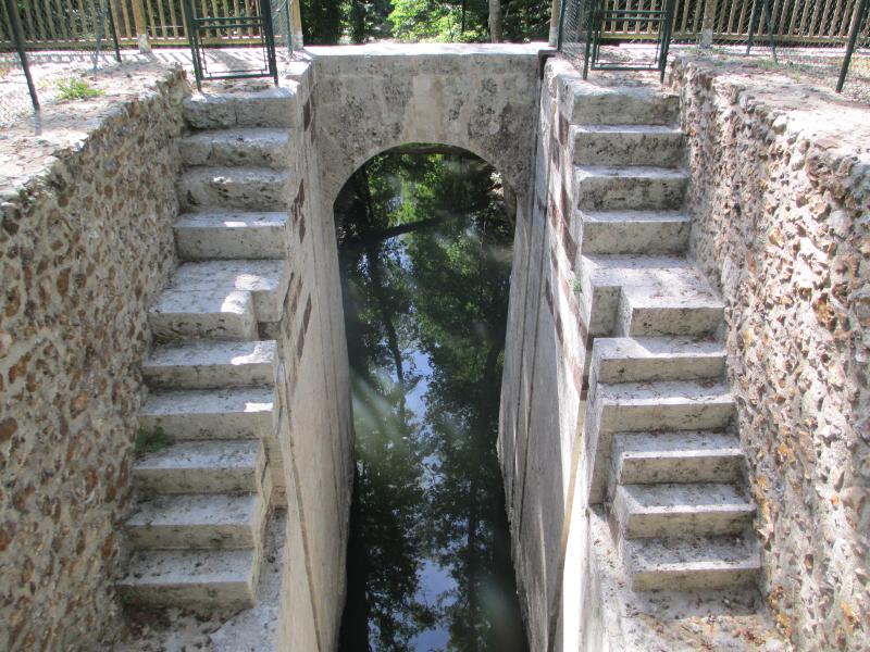 Ancien aqueduc de Pontgouin à Versailles (également sur communes de Maintenon et Berchères-Saint-Germain), Pontgouin