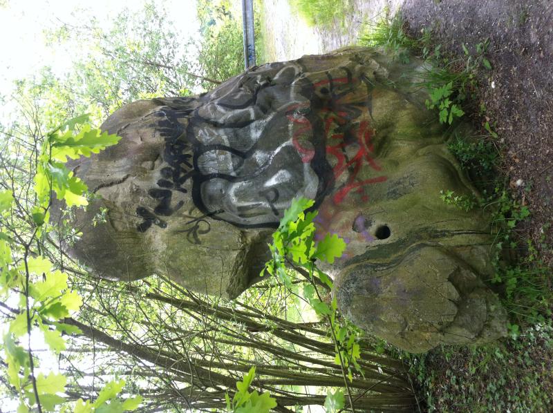 Menhir de Chantecoq ou Mère-aux-Cailles, Ymeray
