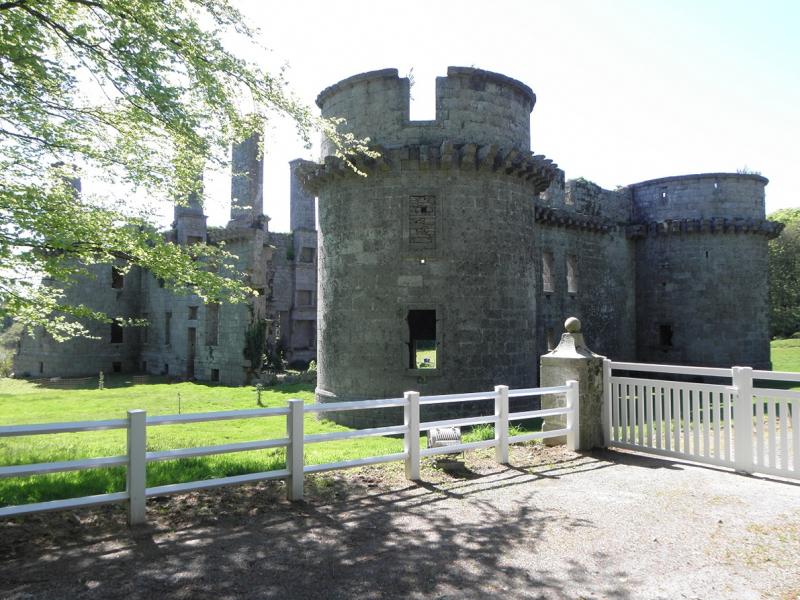 Restes du château de Kergounadeach, Cléder