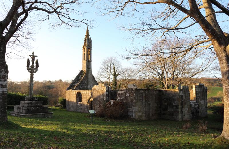 Ruines de la chapelle de Lochrist et calvaire, Coray