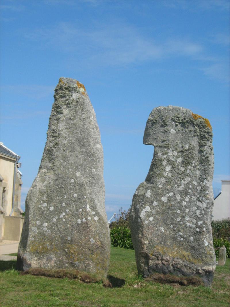 Deux menhirs dits Les Causeurs, Île-de-Sein
