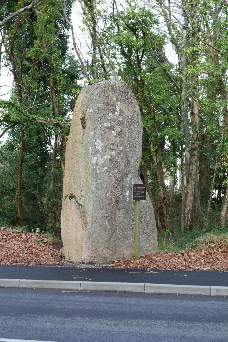 Menhir et dalle, Moëlan-sur-Mer