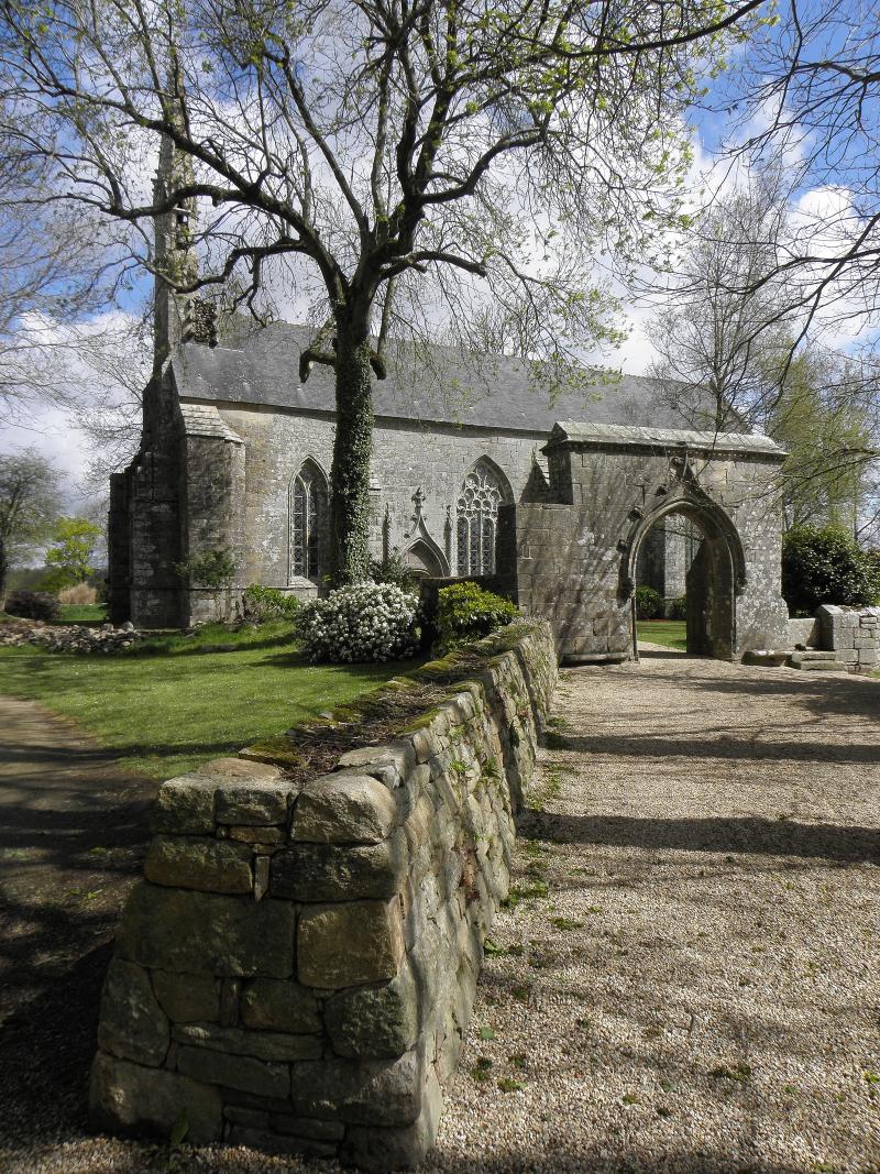 Chapelle Saint-Germain avec l'ossuaire et le calvaire, Plogastel-Saint-Germain