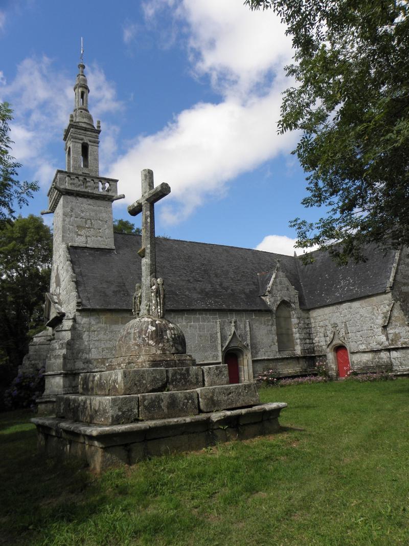 Chapelle Saint-Pierre avec son calvaire et son placître