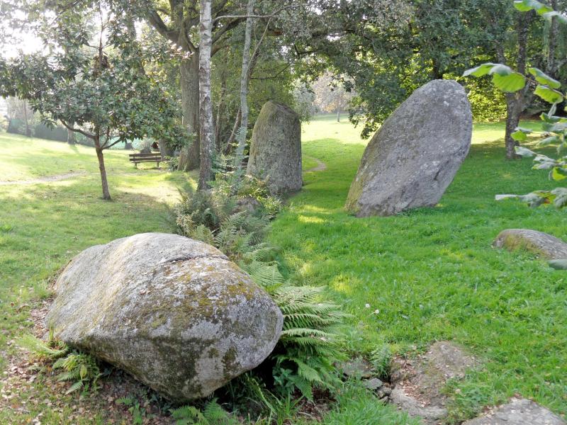 Trois menhirs, Plomelin