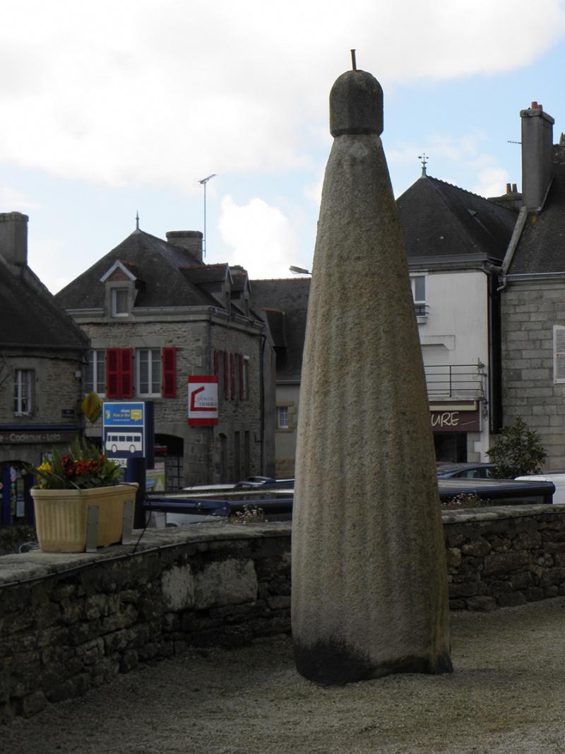 Menhir, Plonéour-Lanvern