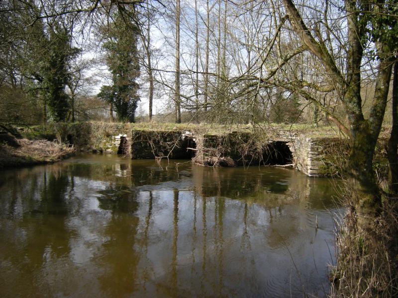 Pont gaulois dit de Sainte-Catherine (également sur commune de Treffin, dans les Côtes-d'Armor), Plounévézel