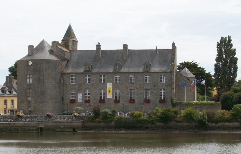 Hôtel de ville, dit aussi le Vieux Château, ou château des Barons du Pont, Pont-l'Abbé