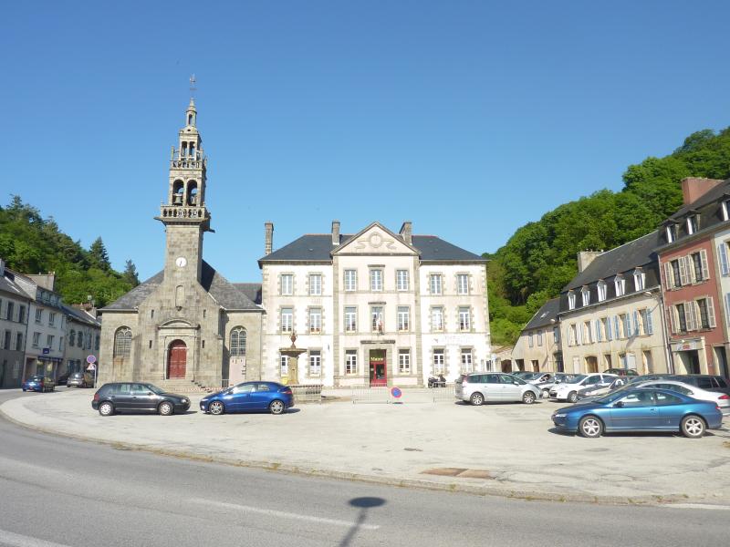 Mairie-école, église Saint-Nicolas, la fontaine et le poste de douane, Port-Launay