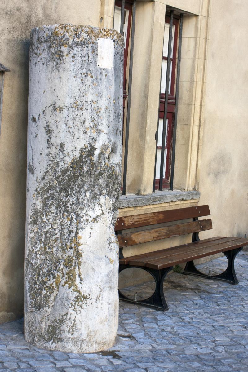 Borne milliaire au nom d'Auguste, Caveirac