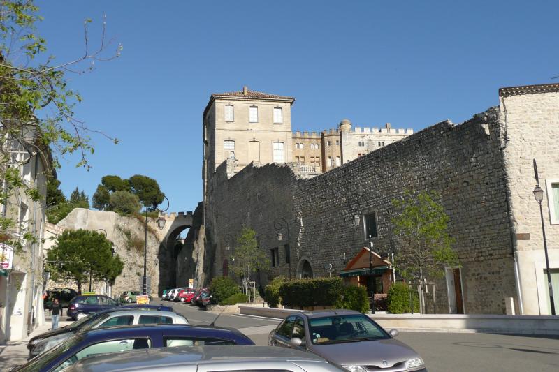 Château, Aramon
