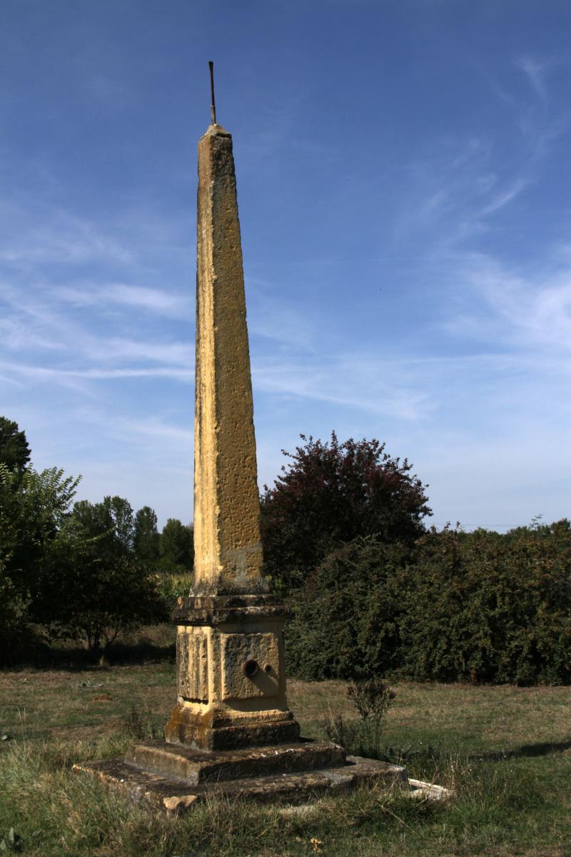 Pyramide marquant la limite de la Guyenne et du Languedoc, située en bordure du chemin de Moroncazal, Noé