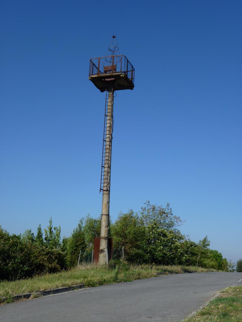 Phare aéronautique situé Côte de Monteserre