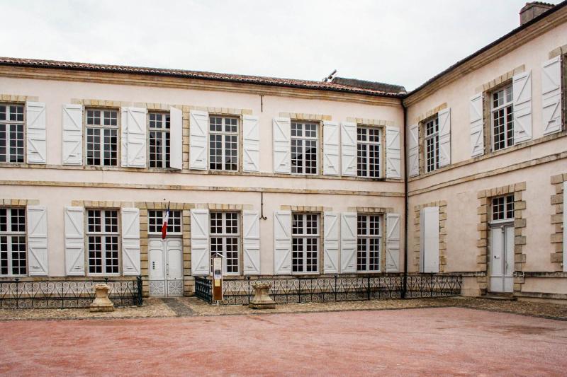 Le bâtiment de l'évêché occupé par l'hôtel de ville et le musée, Lectoure