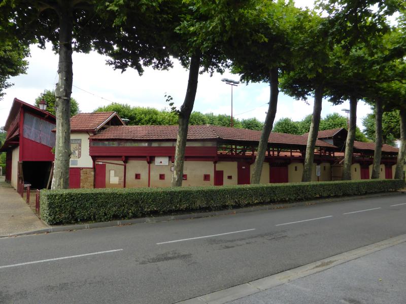 Arènes, Estang
