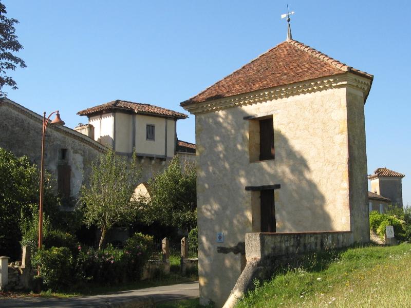 Pigeonnier - octroi et fontaine, Maignaut-Tauzia