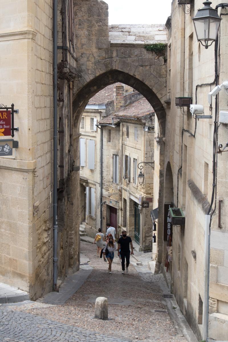 Porte, dite de la Cadène, et maison à pans de bois attenante, Saint-Émilion