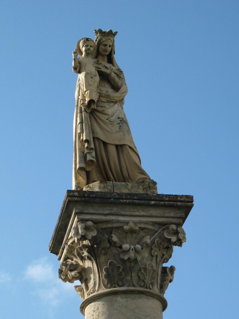 Monument avec statue de la Vierge, Saint-Germain-d'Esteuil