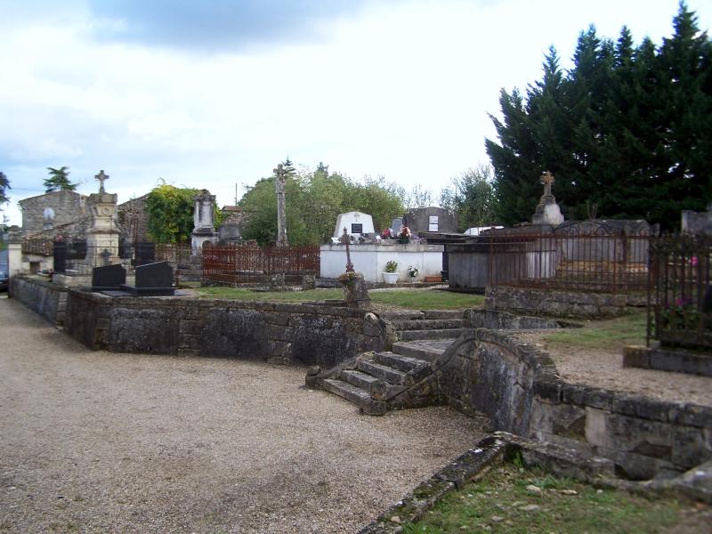 Cimetière attenant à l'église Saint-Vivien, Romagne