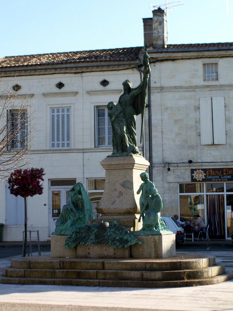 Monument aux morts de la guerre de 1914-1918, situé dans le bourg, Podensac