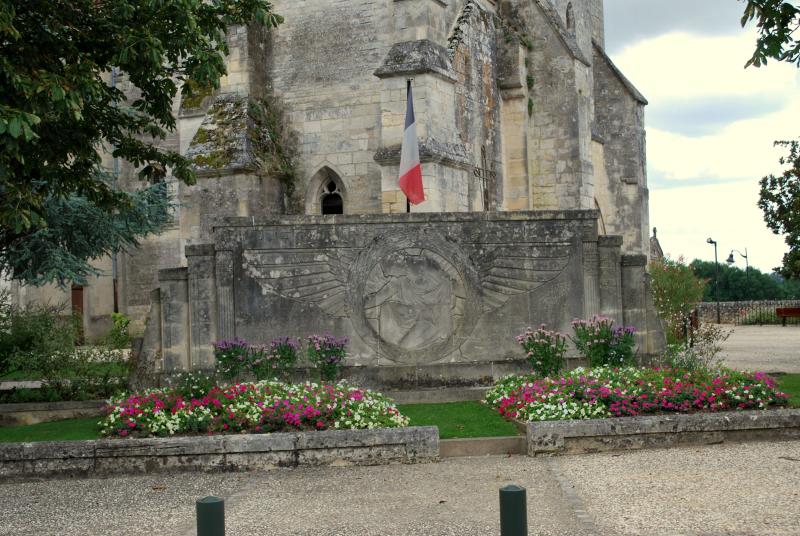 Monument aux morts de la guerre de 1914-1918, situé devant l'église, Villegouge