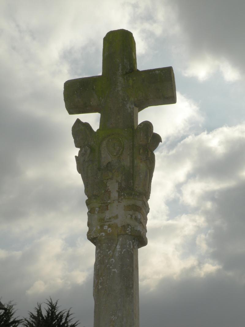 Croix de cimetière en pierre, Lieuron