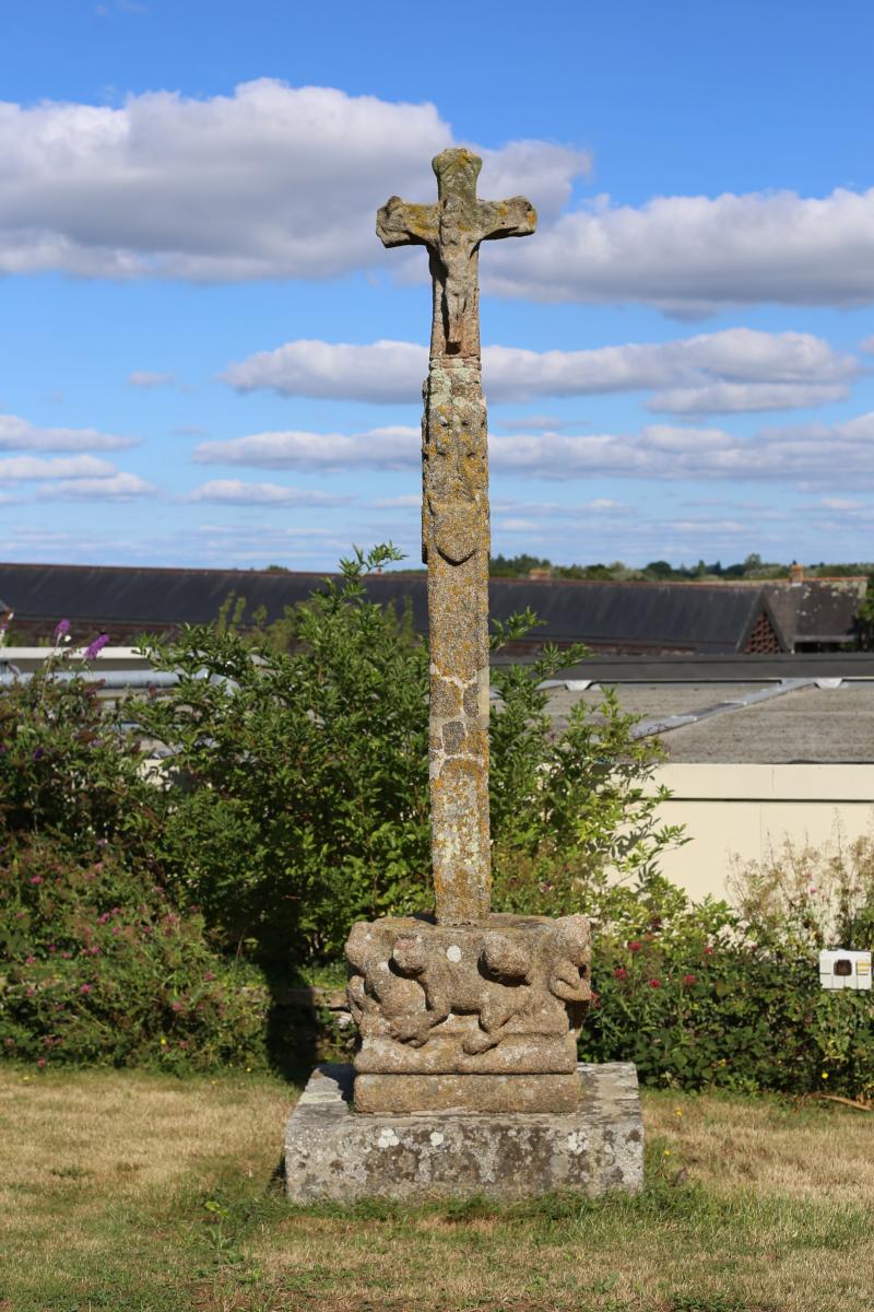 Croix du cimetière en granit, Noyal-Châtillon-sur-Seiche