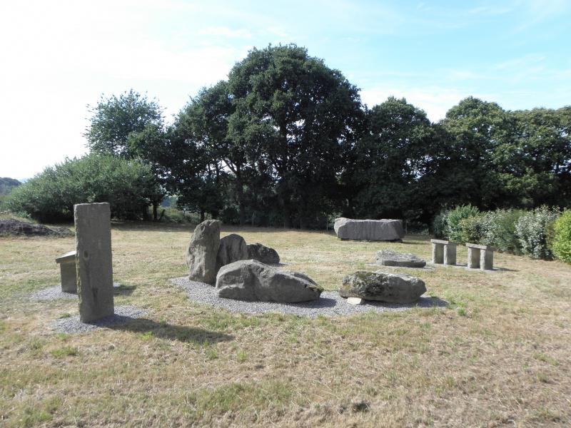 Hemicycle mégalithique dit Les Tombes, Saint-Broladre
