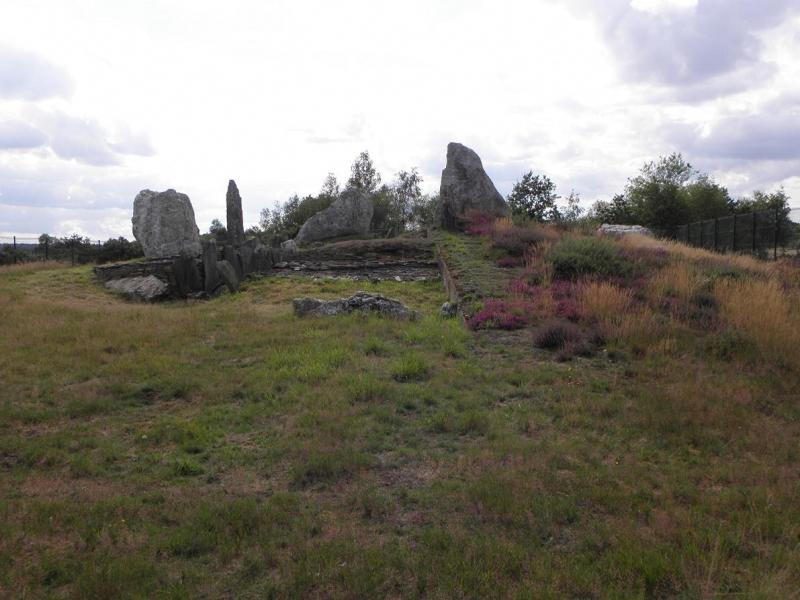Tumulus surmonté de menhirs, dit le Château Bû, Saint-Just