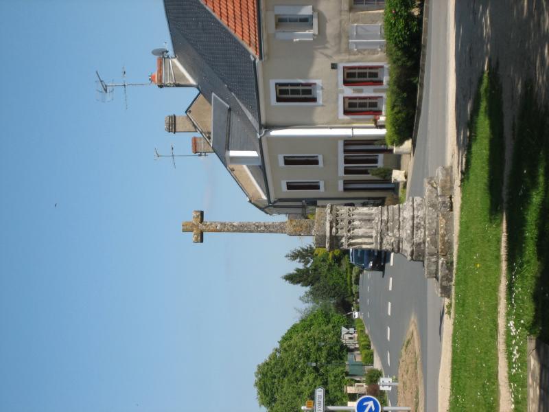 Croix située sur la place de l'Eglise et sur le champ de foire, Montipouret