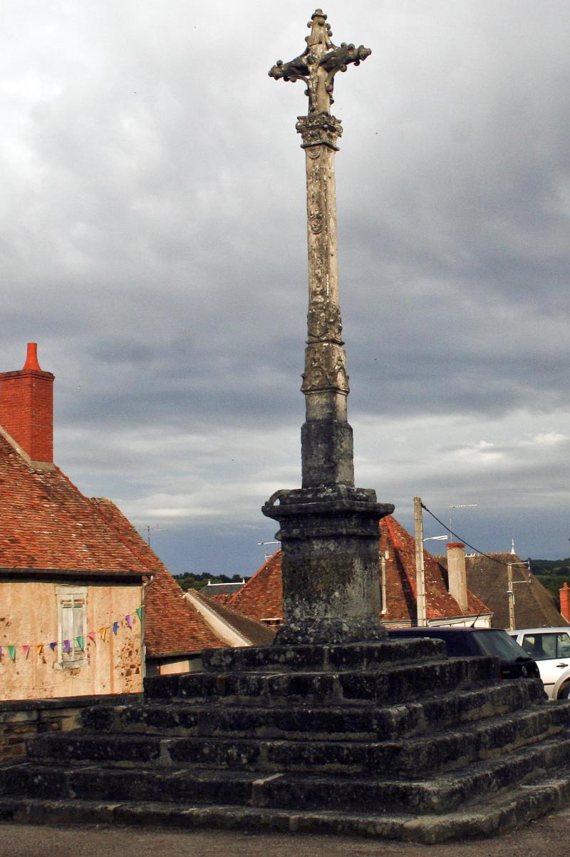 Croix située sur la place centrale, Sainte-Sévère-sur-Indre