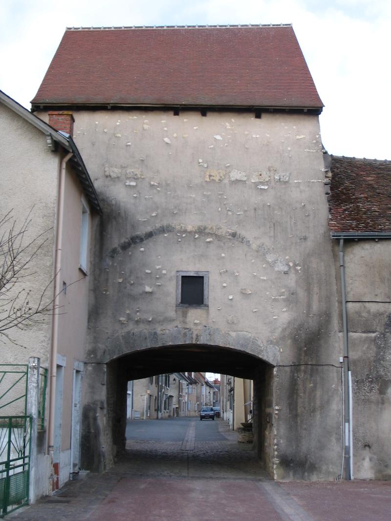Porte dite " du pont Perrin " et partie de l'enceinte urbaine, Déols
