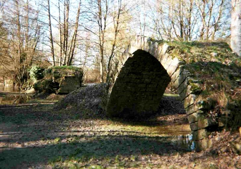 Vestiges du pont sur l'Indre du 15e siècle, Chambourg-sur-Indre