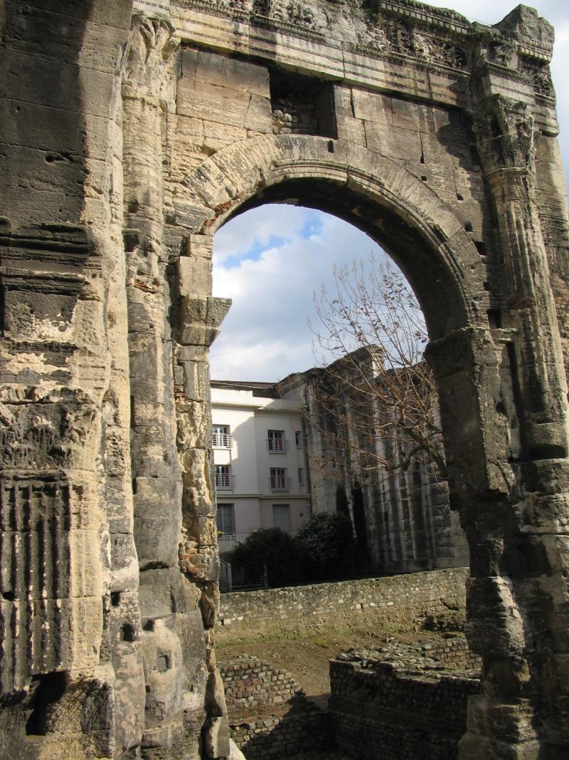Restes du portique romain, dit du Forum, Vienne