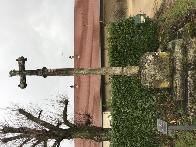 Croix de chemin en pierre datée de 1539, Bans