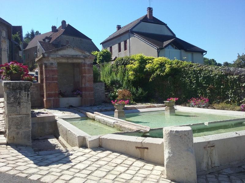 Ensemble formé par la fontaine, le lavoir et la croix, au Nord du village, Menotey