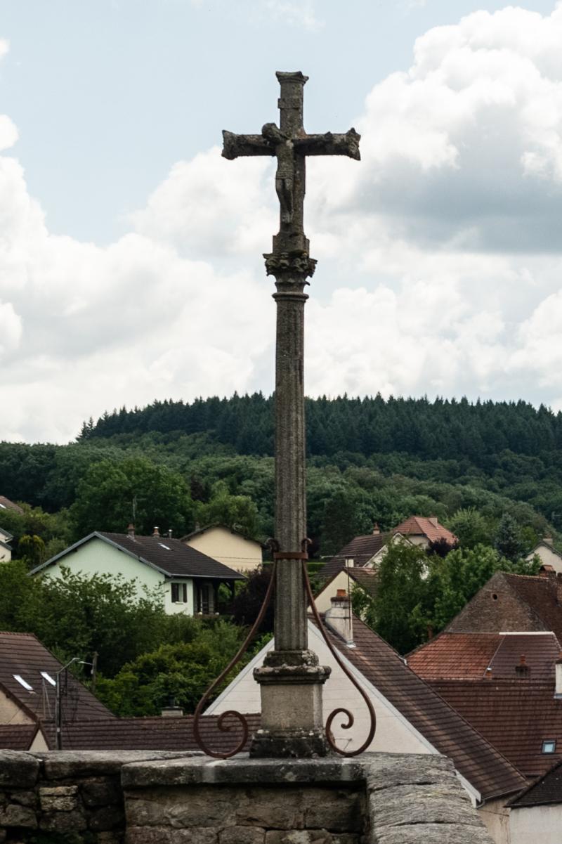 Croix en pierre datée de 1607, Moissey