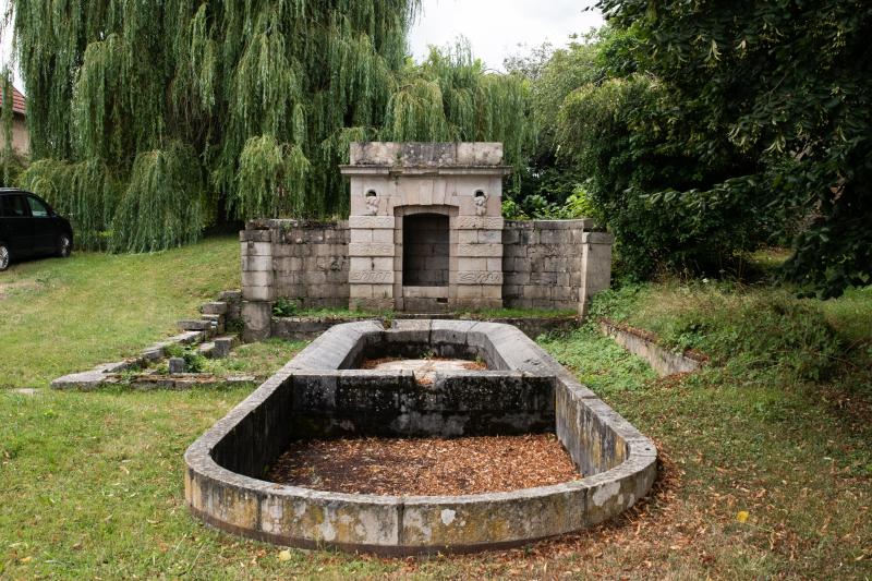 Fontaine avec ses trois lavoirs