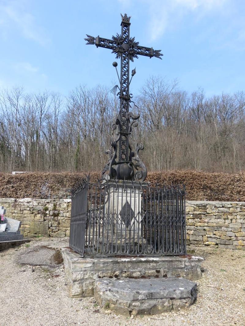 Croix de mission devant l'église, Saint-Lothain