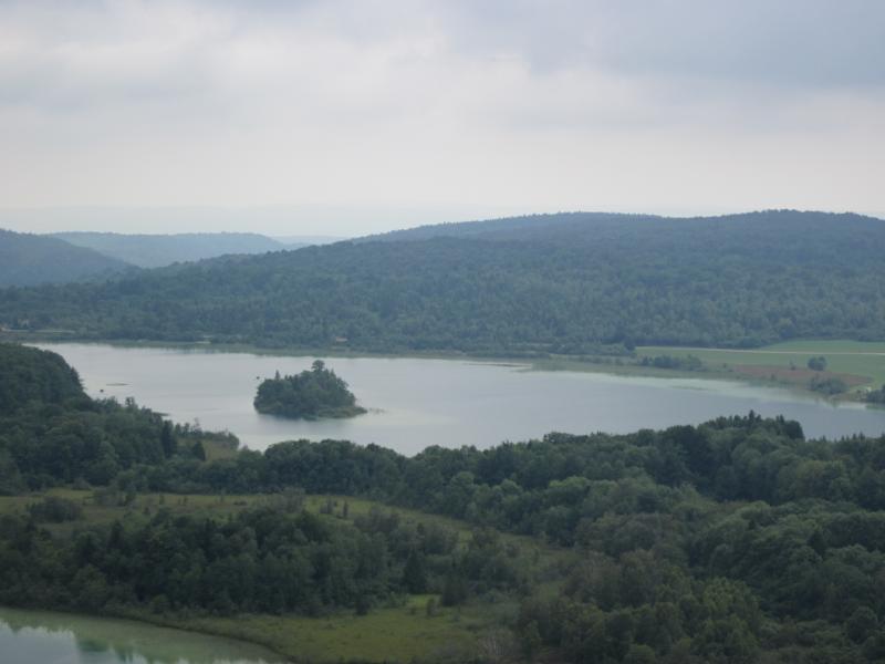 Ile de la Motte, sur le lac d'Ilay, La Chaux-du-Dombief