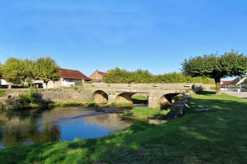 Pont 18e siècle près de l'église, Ruffey-sur-Seille
