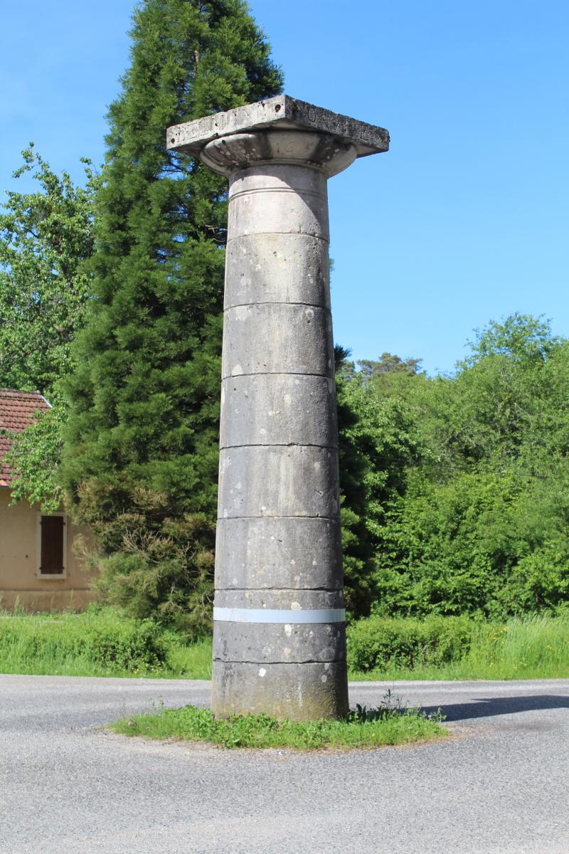 Bornes-colonnes de la forêt de Chaux, Dole
