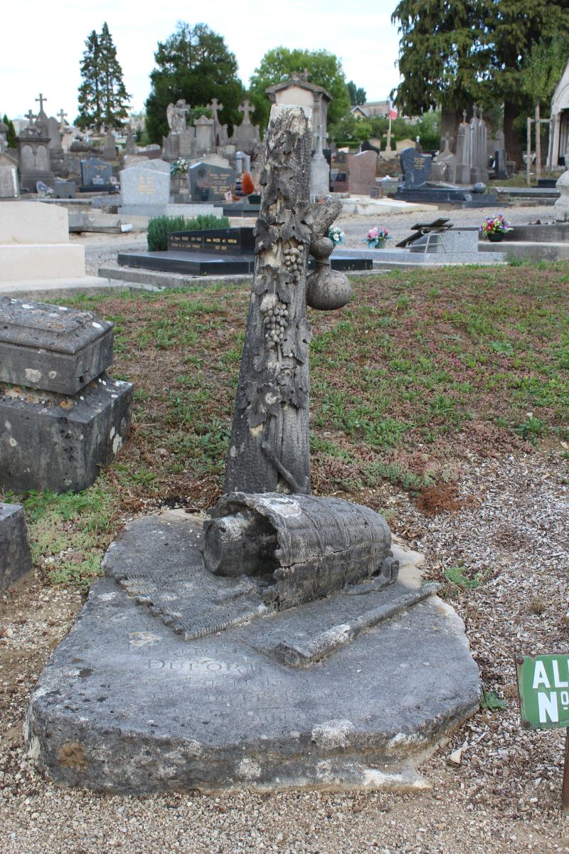 Monument funéraire du vigneron François Dufort, situé dans le cimetière, Lons-le-Saunier