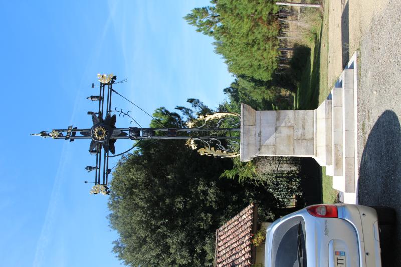 Croix aux instruments de la Passion, Arx