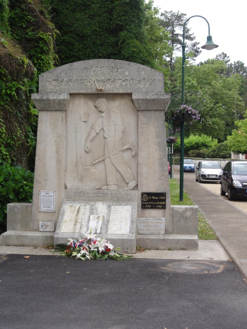 Monument aux morts de la guerre 1914-1918, situé près de l'église, Labenne
