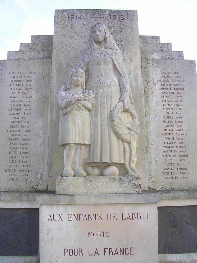 Monument aux morts de la guerre 1914-1918, situé près de l'église, Labrit